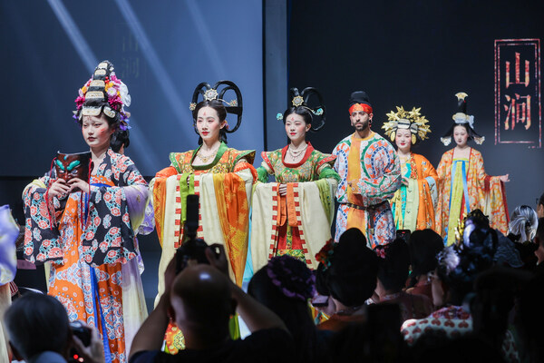 领略非遗之美：2025″国丝汉服月-天工霓裳”活动在中国丝绸博物馆启幕
