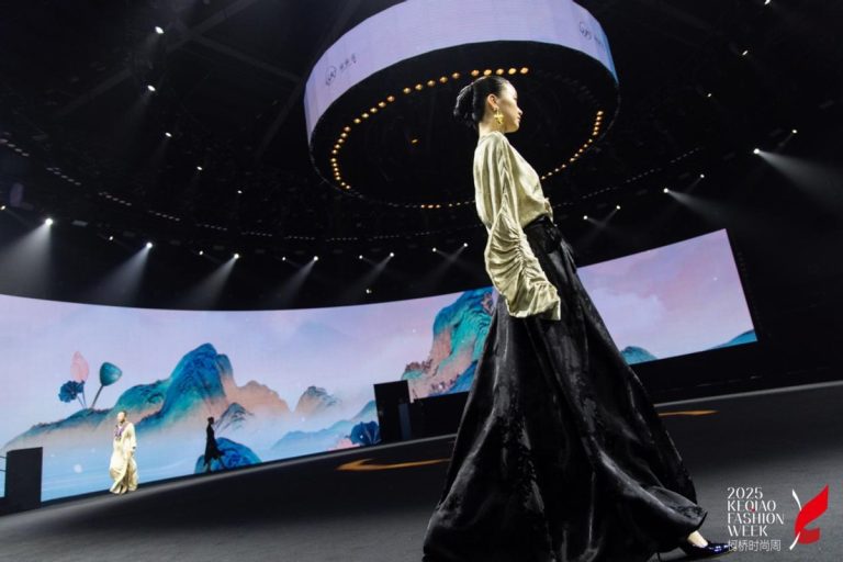 设计师魏丹携山从云2025秋冬系列“旗遇”登陆柯桥时尚周