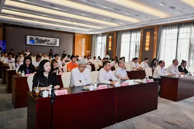 共商跨境出海新路径  2025纺织服装渠道变革圆桌对话会在天门举办