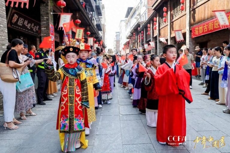 着华夏衣裳，游于都感红色文化