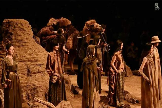 荷木HEMU丨2025AW“楼蘭”上海时装周完美落幕