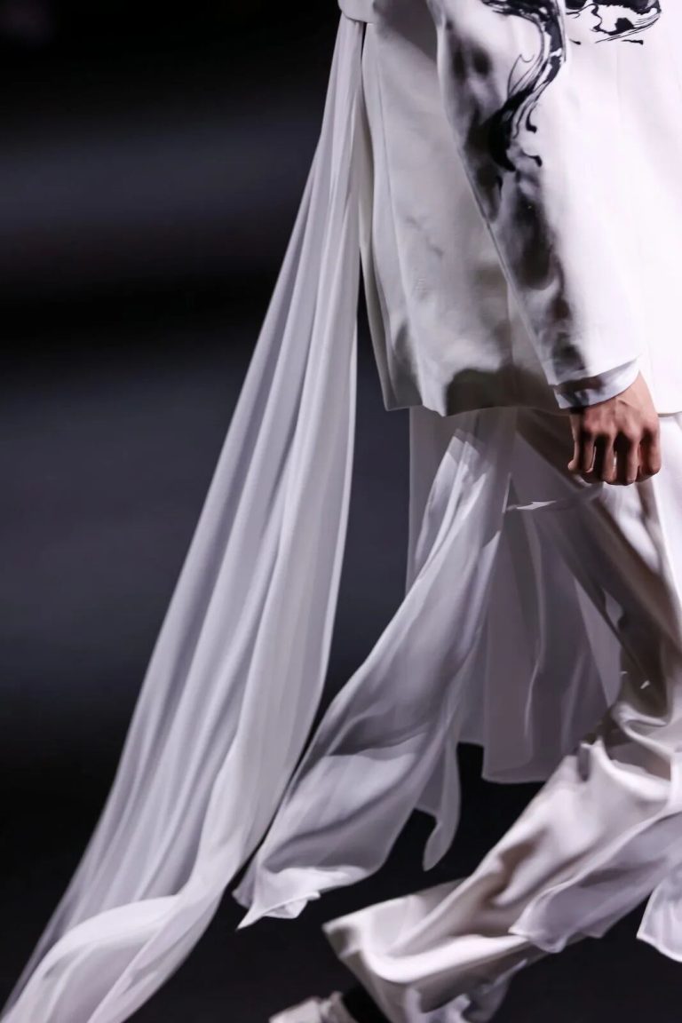 三寸盛京上海时装周秀场落幕：以音律织东方，让传统活在当下