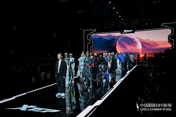 特步 “昼・夜” 概念秀：以昼夜为序，定义都市女性未来运动新美学