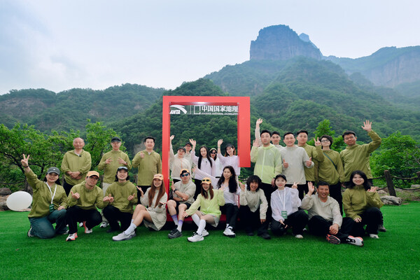 安踏携手中国国家地理举办徒步活动