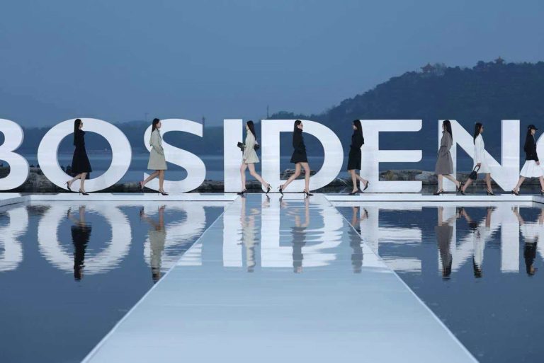 讲述光影交织下的时尚叙事｜波司登“多面登场”2026北京国际电影节光影风尚开幕大秀在京举行